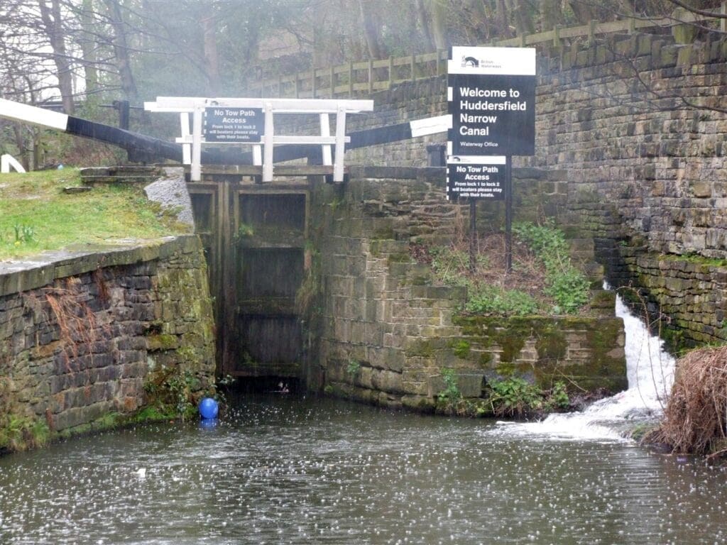 Huddersfield Narrow Canal Start Lock 1E Approach RLH 1024x768 1 10 Must-Visit Places In The United Kingdom