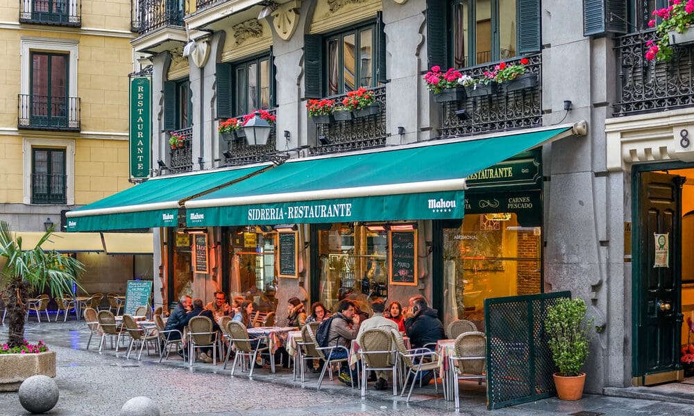 Outdoor cafe in Spain 1000x600 1 Cost of Living in Spain: Digital Nomad Guide