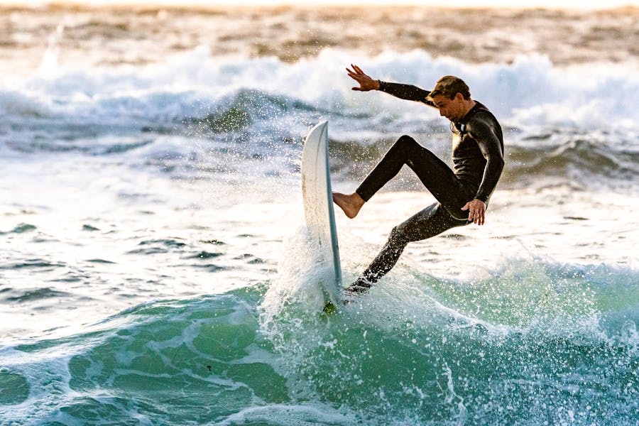 The-Ultimate-Guide-to-the-Best-Surf-Schools-In-Newquay-GlobeMigrant-Newquay-School-Of-Surf-Surf-Lessons-In-Newquay