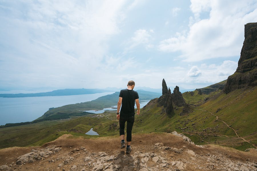 Unleashing-Scotlands-Enchantment-A-Journey-Through-Scenic-Splendors-GlobeMigrant-Isle-of-Skye-Where-Fairytale-Landscapes-Come-Alive